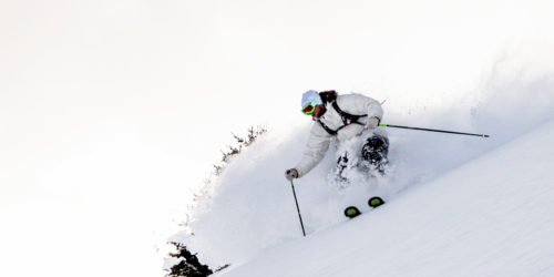 Freerider im Pulverschnee bei Abfahrt