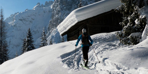 Skitourengeher in Winterlandschaft