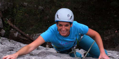 Kletterin outdoor am Fels