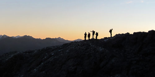 Bergsteiger im Morgengrauen in Richtung Gipfel