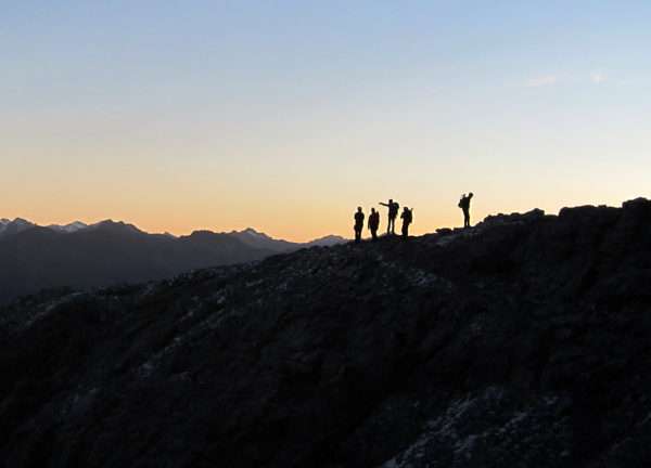 Bergsteiger im Morgengrauen in Richtung Gipfel