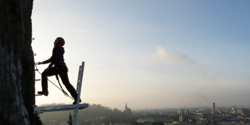 Klettersteig mitten in der Stadt - die City Wall in Salzburg