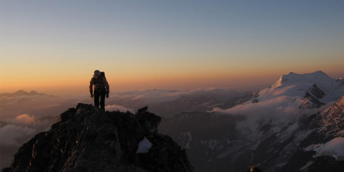 Bergsteiger im Morgengrauen auf Hintergrat Richtung Ortler