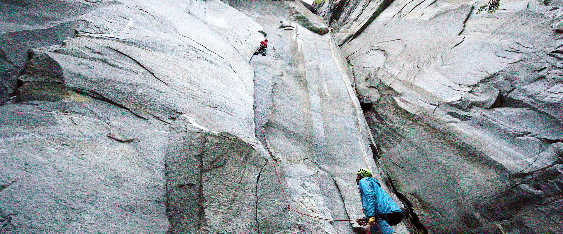 Bergführer und Slackline Wolfgang Reidlinger klettert in Cadarese einen Riss im Granit.