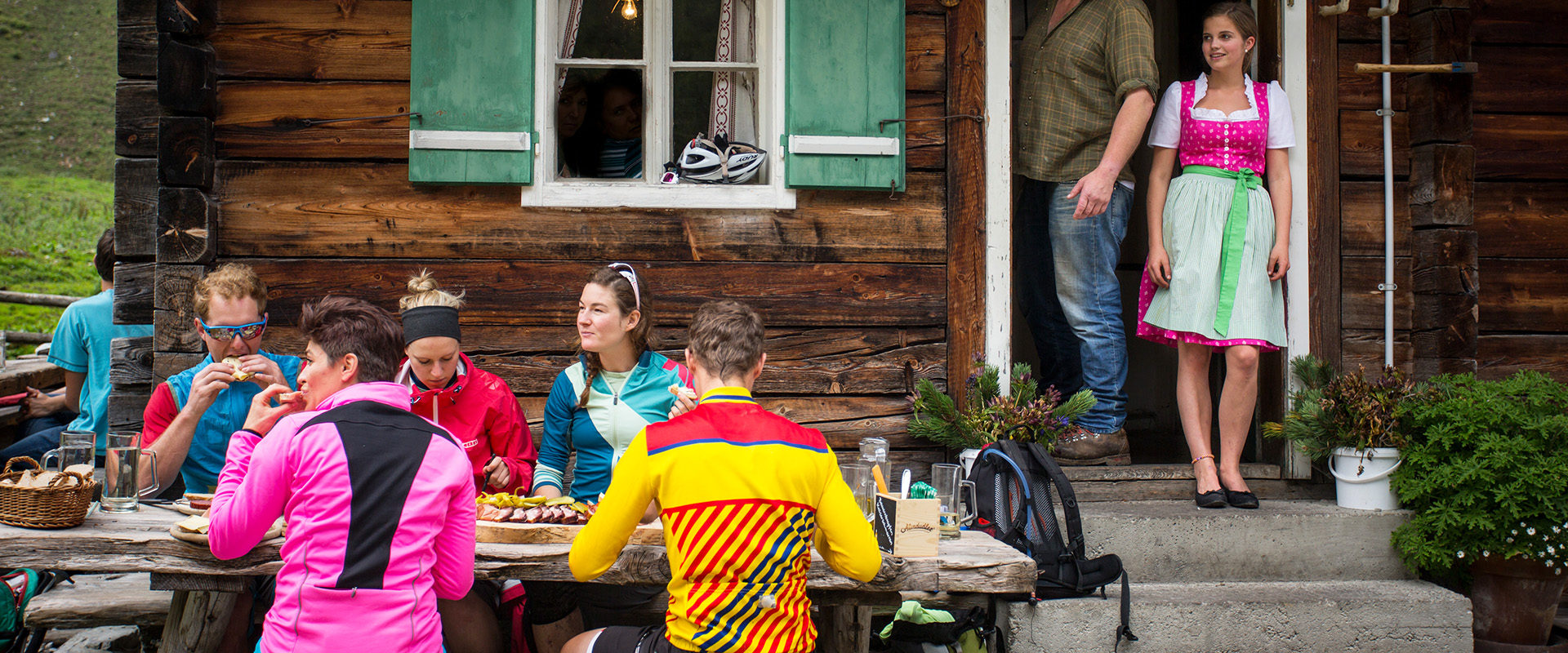 Jause und Brotzeit auf Alm nach Mountainbiketour