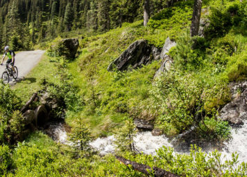Thumbnail http://Forststrassen%20Strecke%20mit%20dem%20Mountainbike%20neben%20Gebirgsbach%20auf%20Alm%20fahren.