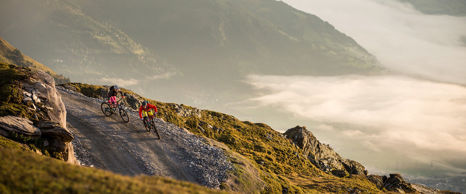 Abendliche Abfahrt mit dem Mountainbike in den Alpen / Österreich