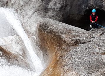 Thumbnail http://Abseilen%20im%20Wasserfall