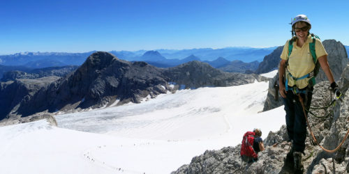 Bergsteigerin am Schultersteig auf den Dachstein