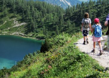 Mit Familie beim Bergwandern Familie Kindern Wandern Tauplitzalm