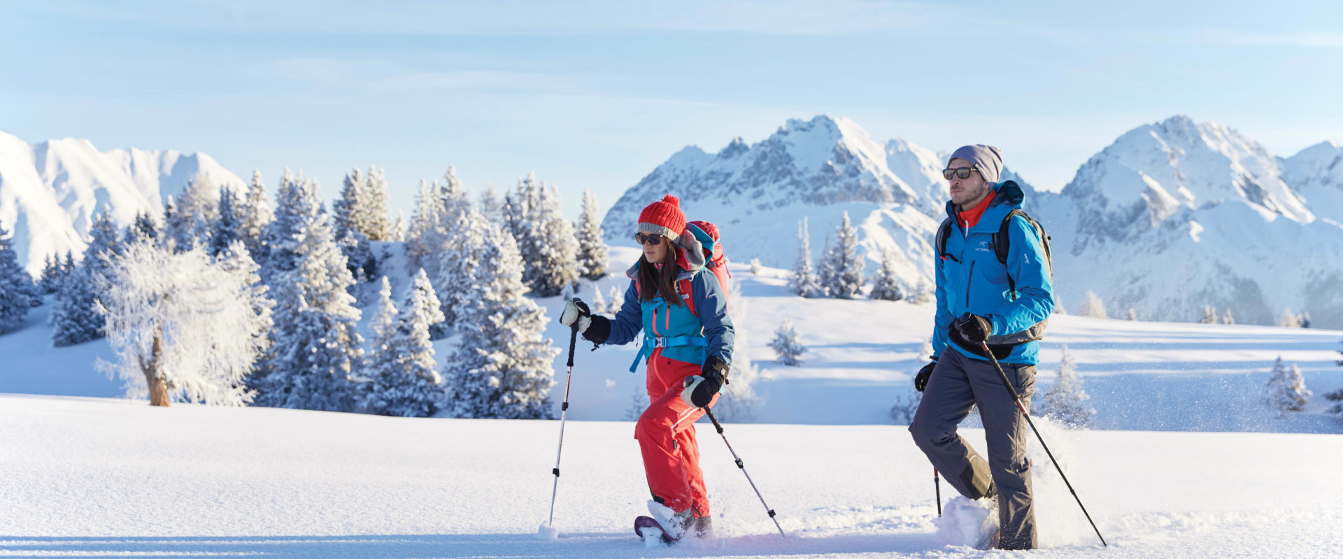 Schneeschuhgeher im Pulverschnee stapfen im Abendlicht