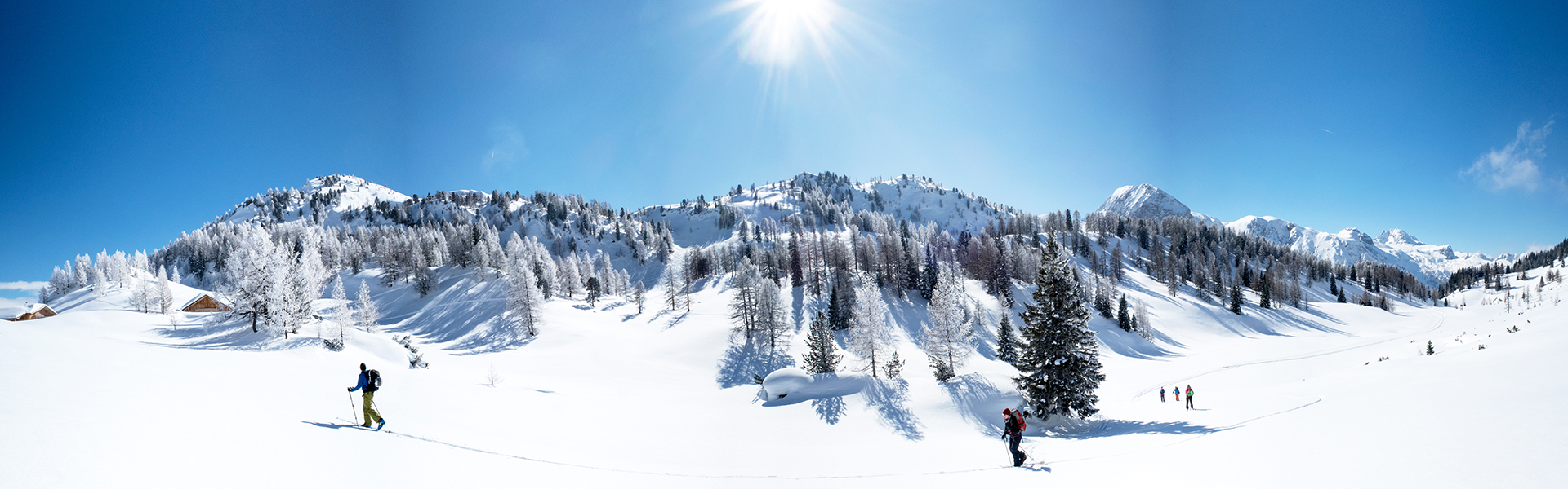 Skitourengeher mit traumhaften Panorama und weite Winterlandschaft bei Sonnenschein