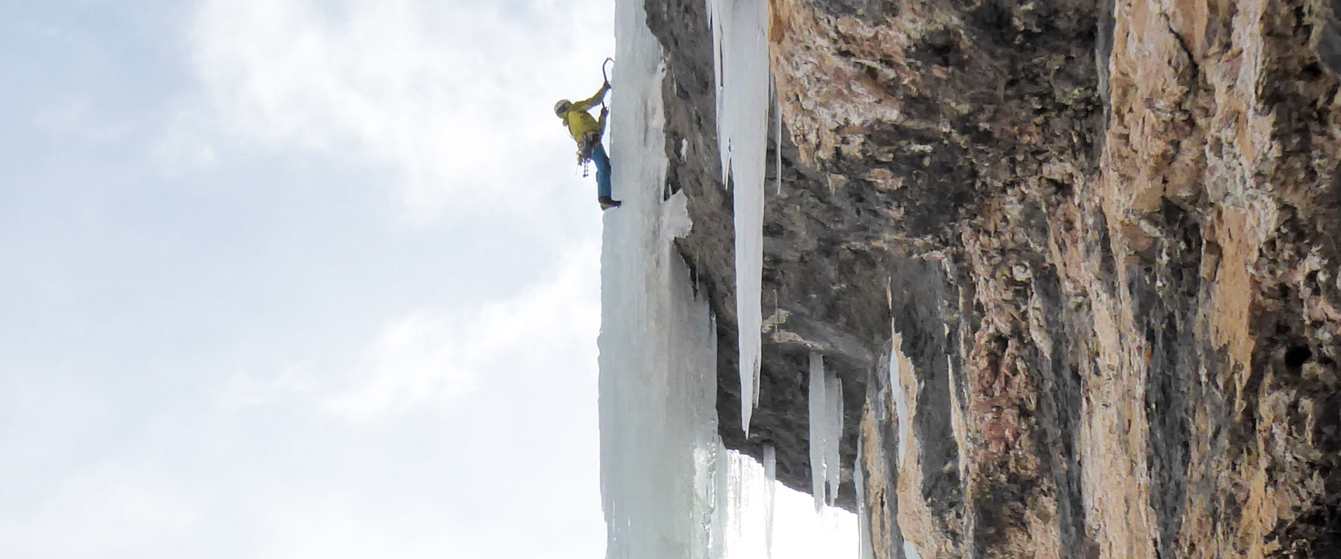 Eiskletterer in der Zauberflöte mit Bergführer klettern.