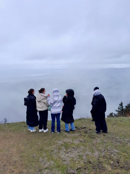 Eine Gruppe Jugendlicher überm Nebelmeer in Salzburg