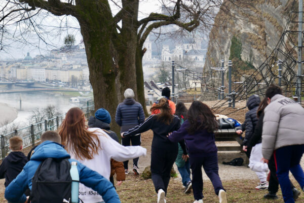 Jugendliche beim Spielen bei Sozialpädagogischen Programm in Salzburg