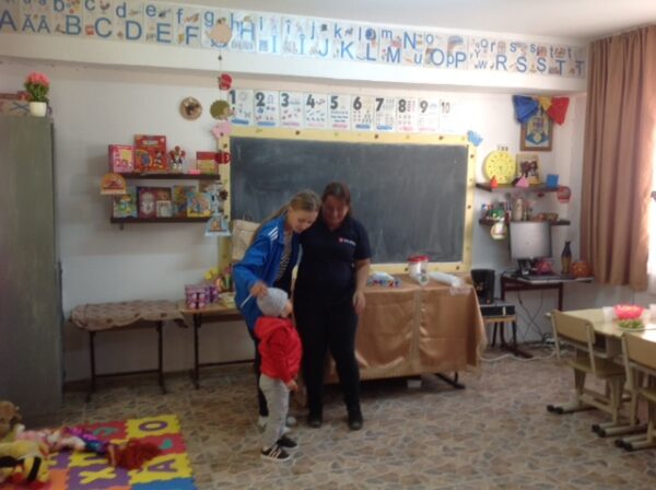 Eine Roma Schule im Dorf Pauleasca in Rumänien